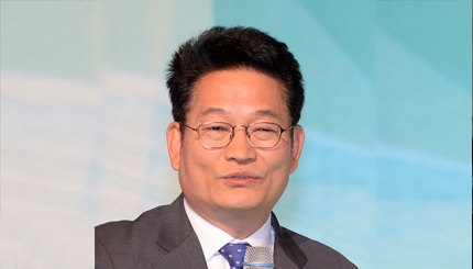 태생적 한계로 권력에 순응